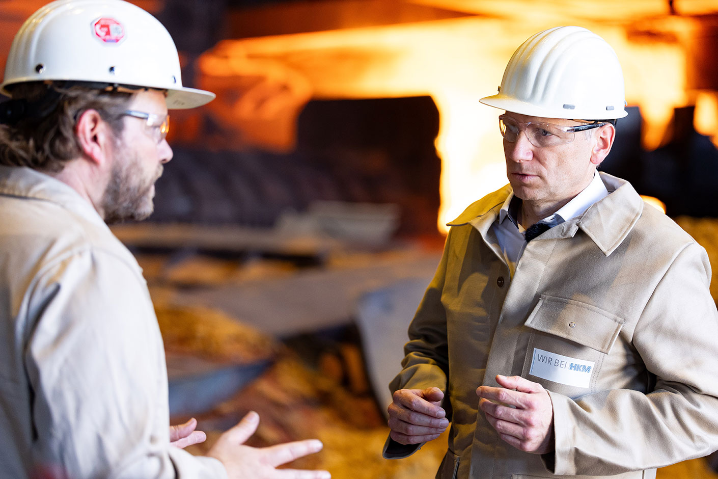 Conversation in front of Blast Furnace A Photo of a conversation between Andreas Betzler, spokesperson for HKM's management, and an HKM employee